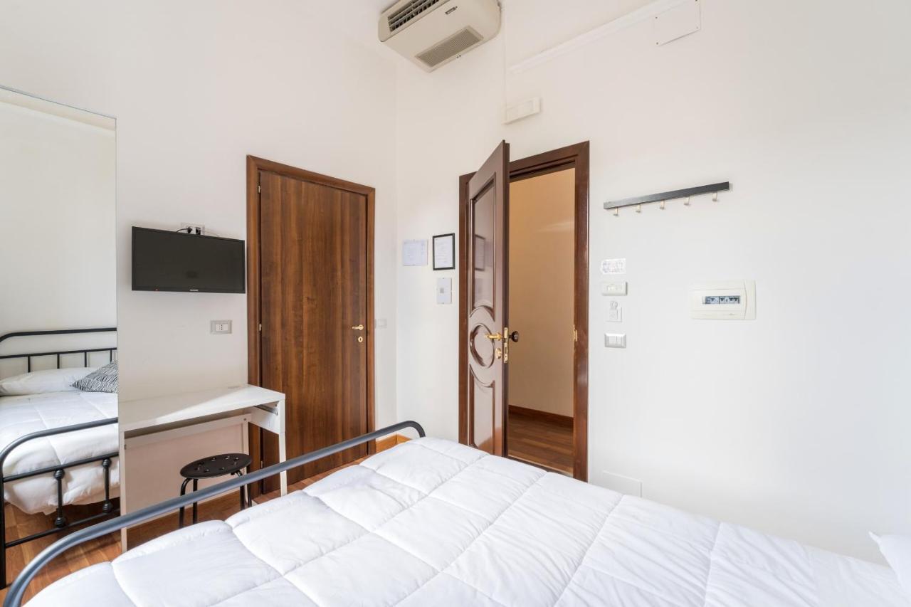 Rooms Piramide โรม ภายนอก รูปภาพ