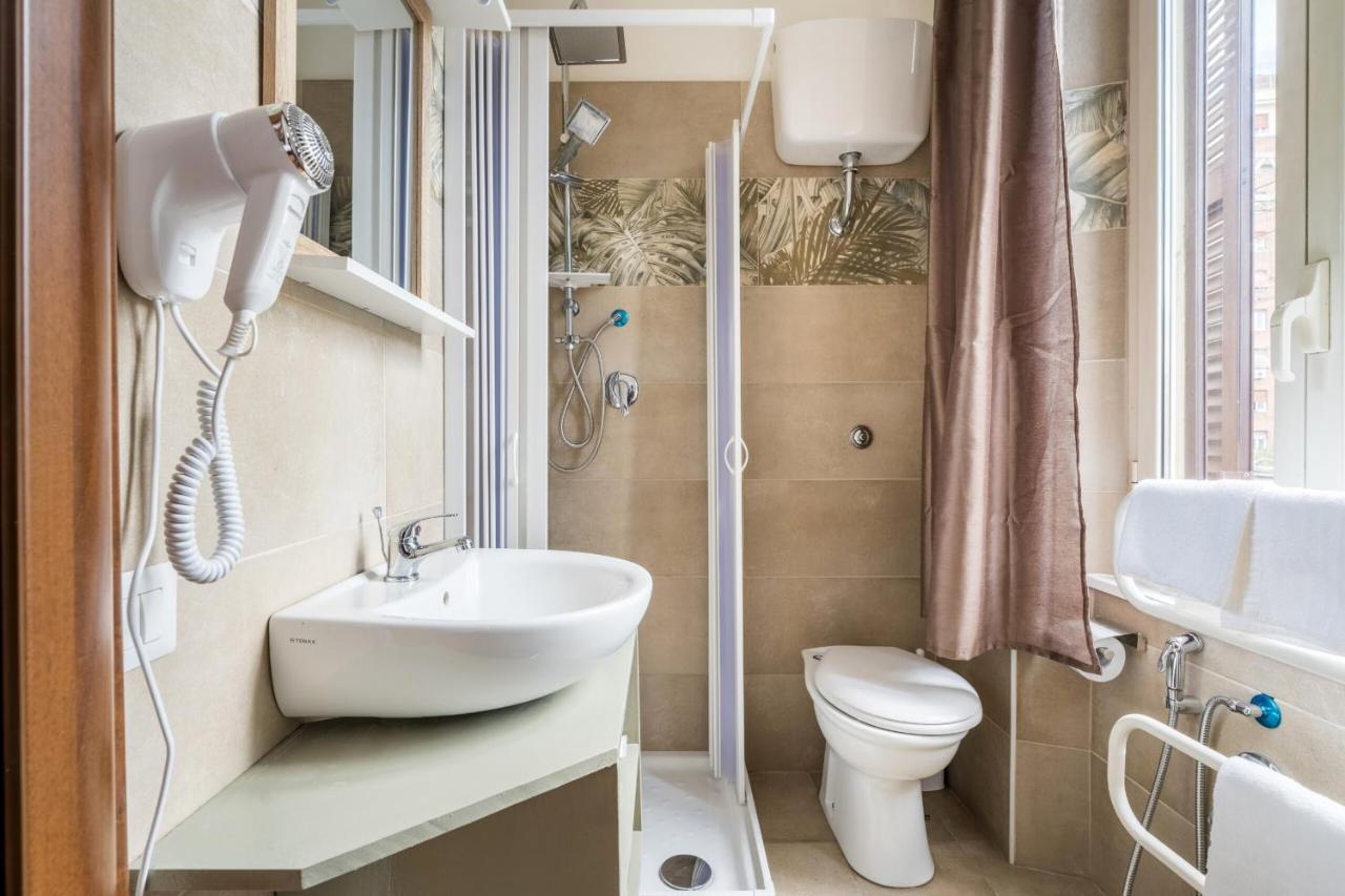 Rooms Piramide โรม ภายนอก รูปภาพ