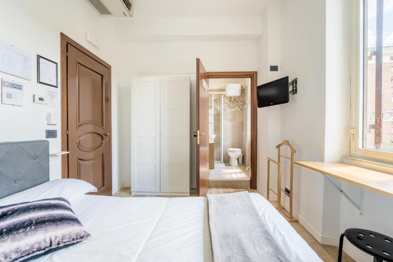Rooms Piramide โรม ภายนอก รูปภาพ