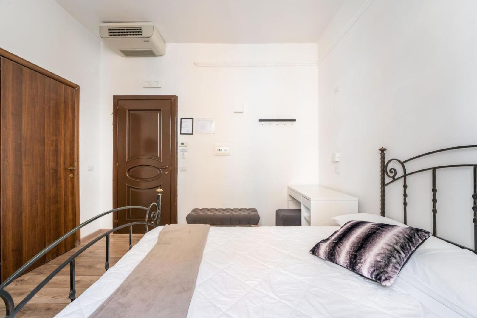 Rooms Piramide โรม ภายนอก รูปภาพ