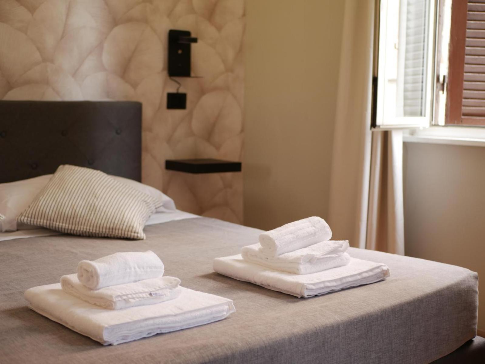 Rooms Piramide โรม ภายนอก รูปภาพ