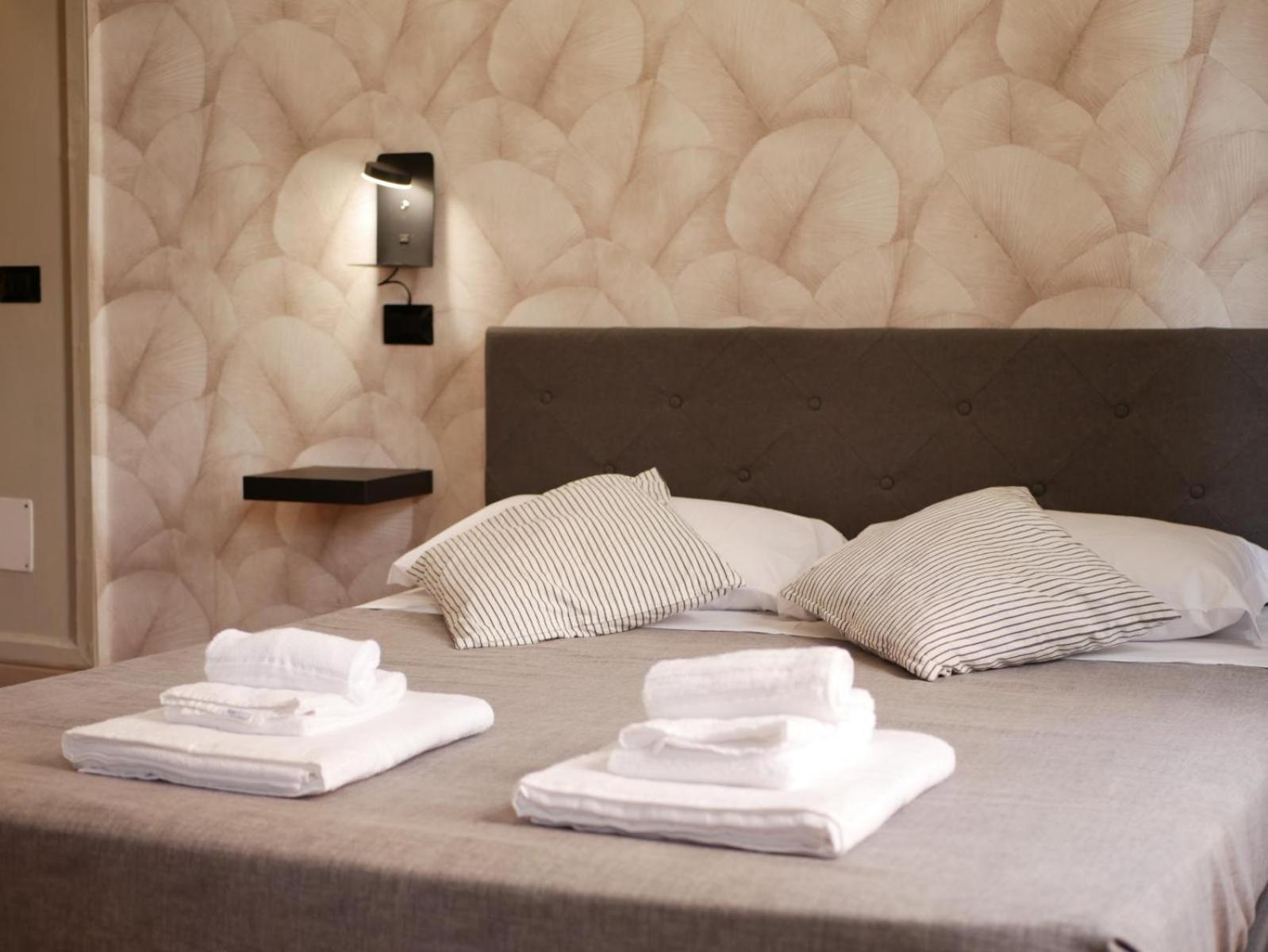 Rooms Piramide โรม ภายนอก รูปภาพ
