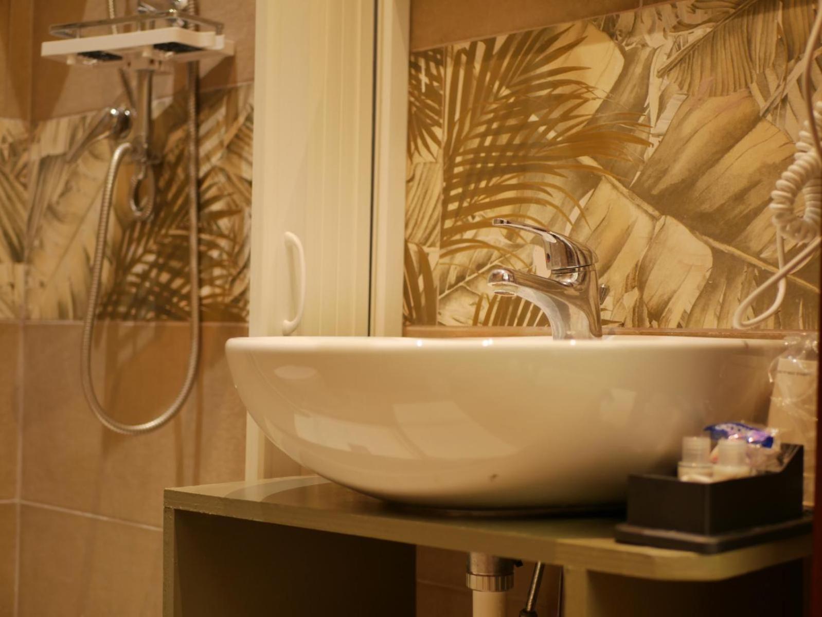 Rooms Piramide โรม ภายนอก รูปภาพ